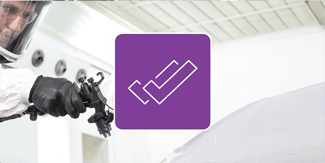 Técnico de pintura pulverizando sobre un coche, con iconos de marcas de verificación sobre la imagen
