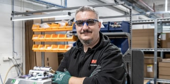 Hombres trabajando usando gafas de seguridad
