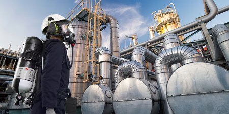 Hombre con EPI con suministro de aire
