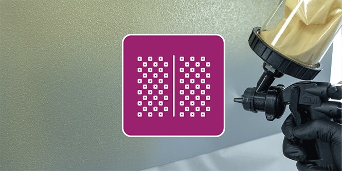 Técnico de pintura pulveriza un panel texturizado con la pistola de pulverización de alto rendimiento 3M 2 con un icono ilustrativo de la textura.
