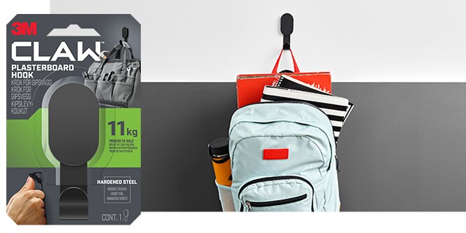 Mochila colgada en una pared con un gancho para paneles de cartón yeso 3M CLAW™ de 11 kg
