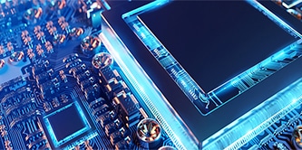 Primer plano de una placa de circuito electrónico con un microchip central, iluminado por un resplandor azul 
