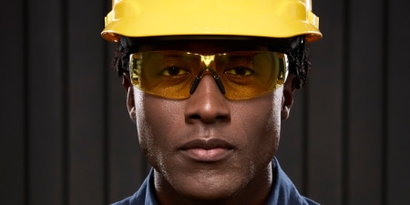 hombre con gafas de seguridad y lentes amarillas
