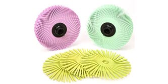 Imagen que muestra discos radiales Scotch-Brite™ Bristle, 1 rosa, 1 verde y 3 amarillos, sobre un fondo blanco.
