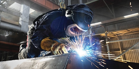 Soldador trabajando con una pantalla de soldadura Speedglas
