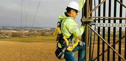 Persona trabajando en altura
